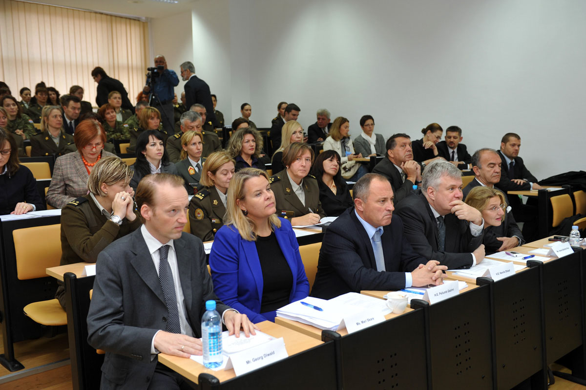 https://www.morh.hr/wp-content/gallery/26102012-konferencija-o-enama-miru-i-sigurnosti-na-hvu/zene_26102012_02.jpg