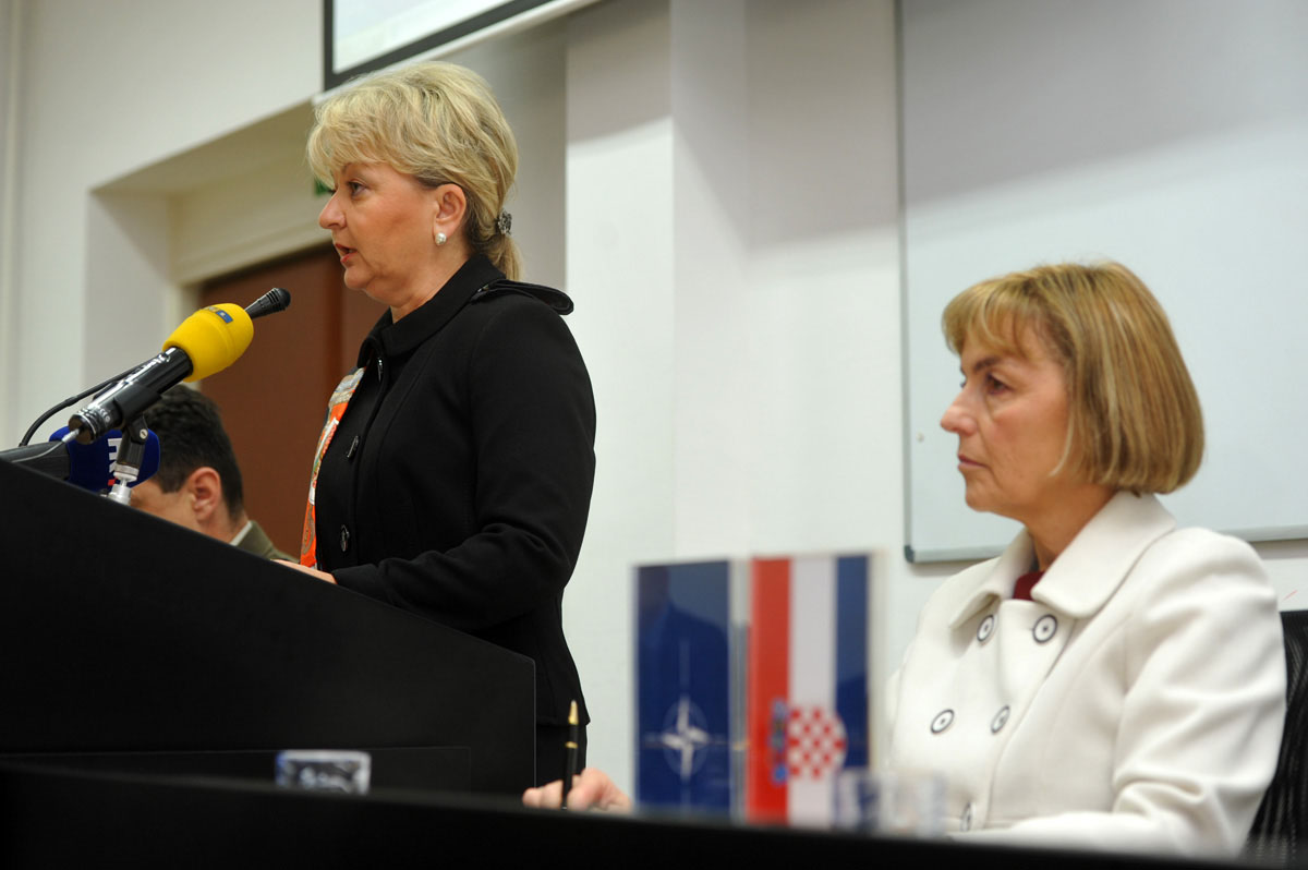 https://www.morh.hr/wp-content/gallery/26102012-konferencija-o-enama-miru-i-sigurnosti-na-hvu/zene_26102012_03.jpg