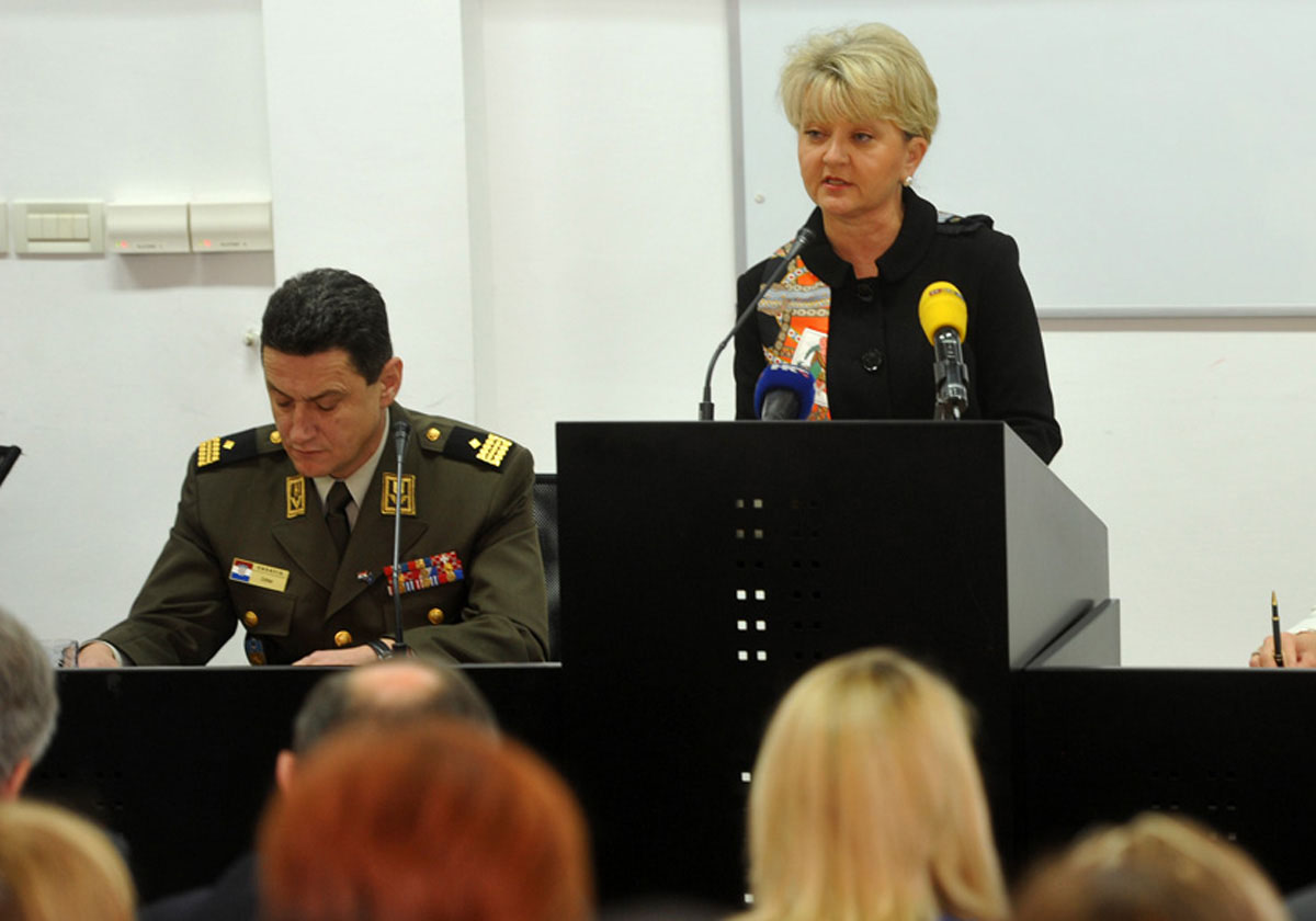 https://www.morh.hr/wp-content/gallery/26102012-konferencija-o-enama-miru-i-sigurnosti-na-hvu/zene_26102012_05.jpg
