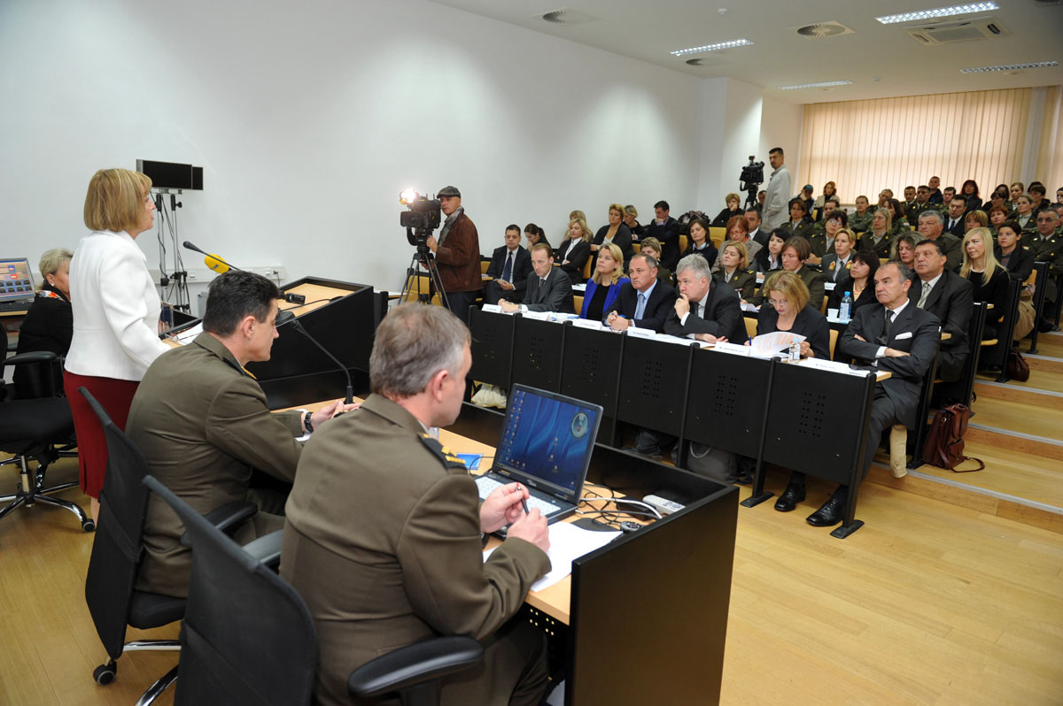 https://www.morh.hr/wp-content/gallery/26102012-konferencija-o-enama-miru-i-sigurnosti-na-hvu/zene_26102012_08.jpg