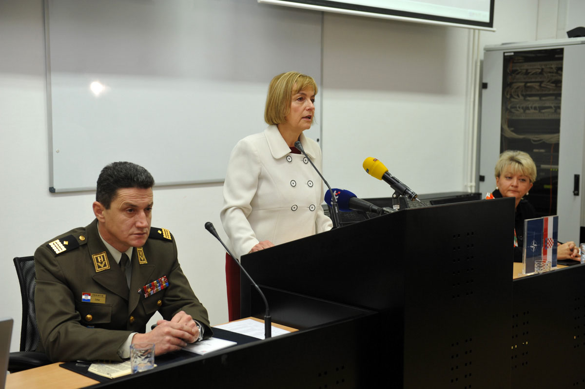 https://www.morh.hr/wp-content/gallery/26102012-konferencija-o-enama-miru-i-sigurnosti-na-hvu/zene_26102012_09.jpg