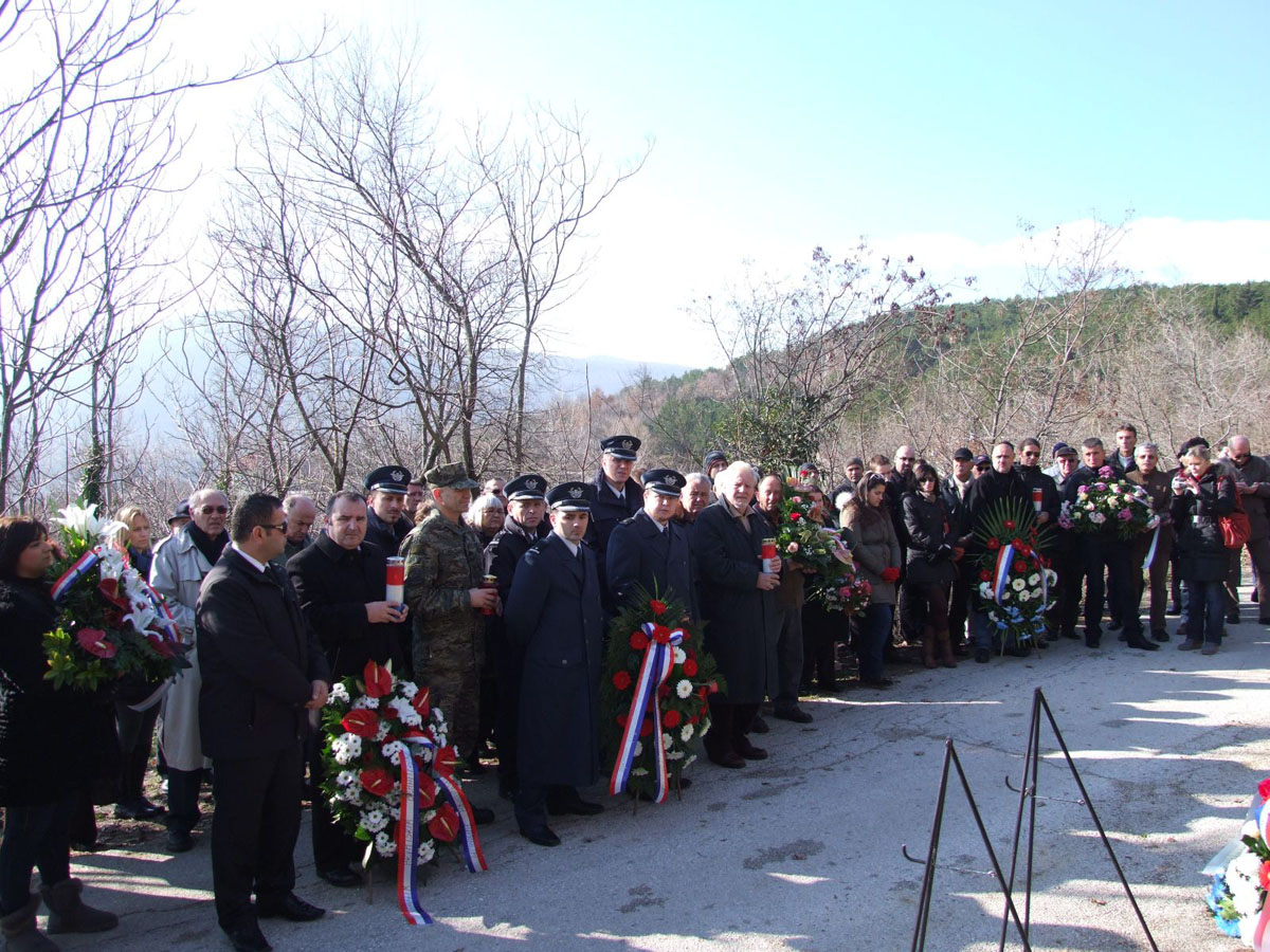 https://www.morh.hr/wp-content/gallery/28012013-u-sinju-odana-poast-poginulim-zrakoplovcima/pocast_28012013_3.jpg