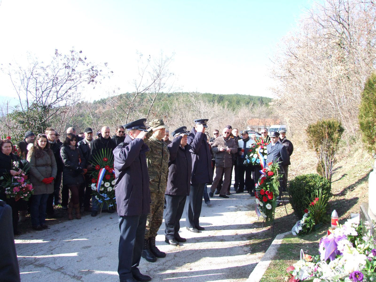 https://www.morh.hr/wp-content/gallery/28012013-u-sinju-odana-poast-poginulim-zrakoplovcima/pocast_28012013_4.jpg
