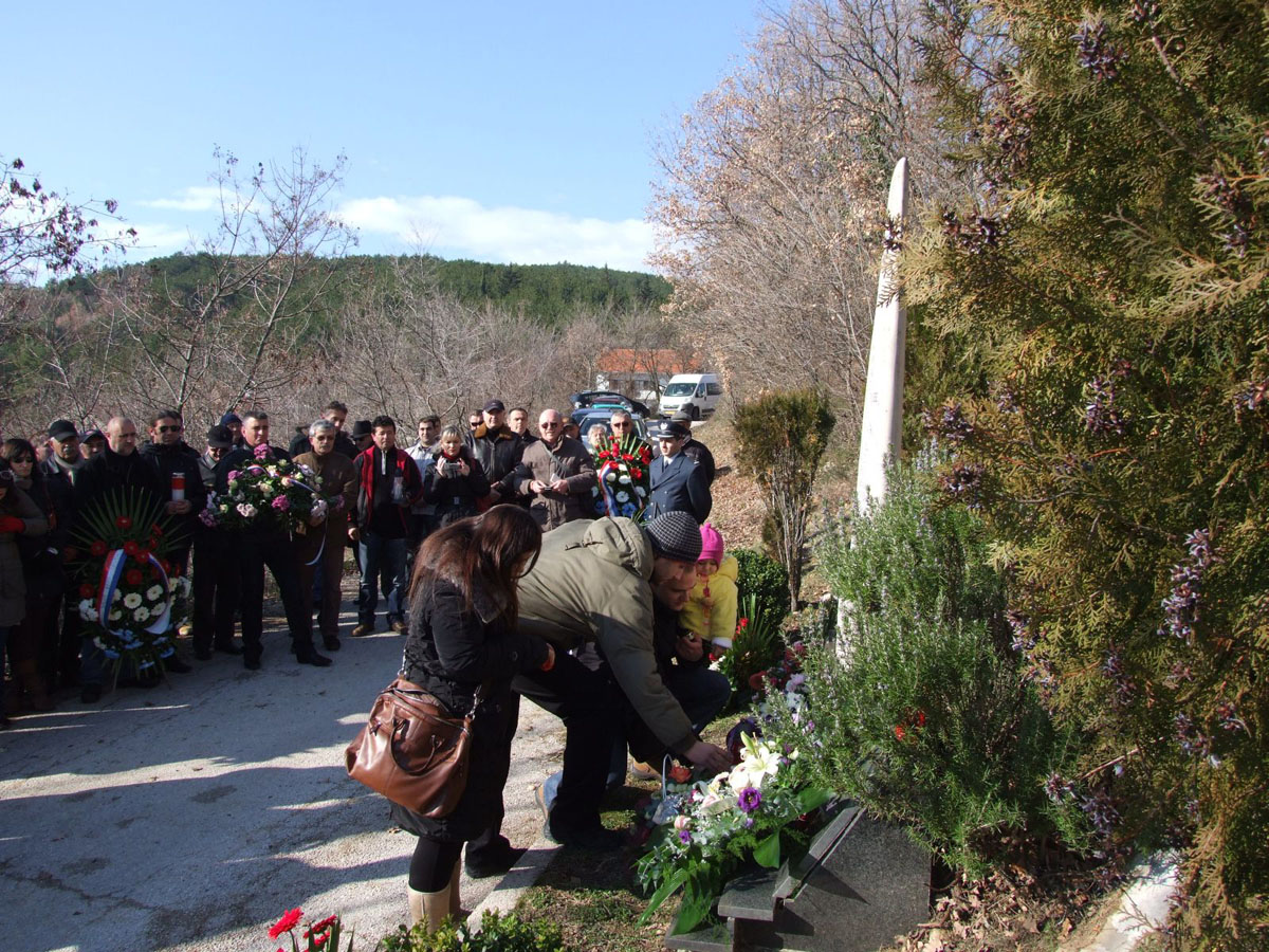 https://www.morh.hr/wp-content/gallery/28012013-u-sinju-odana-poast-poginulim-zrakoplovcima/pocast_28012013_5.jpg