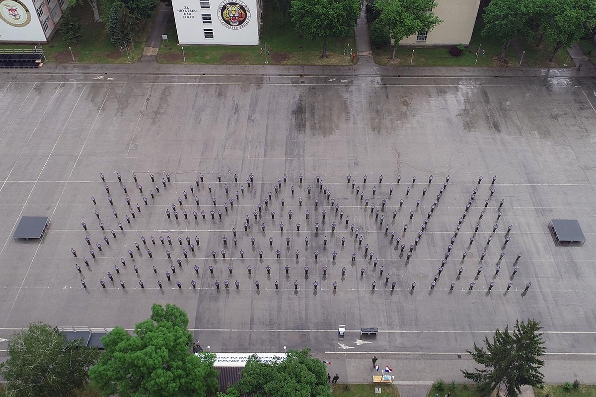 https://www.morh.hr/wp-content/gallery/300-pripadnika-hrvatske-vojske-vjezbalo-u-znaku-hv-a/300_hv_04052018_v.jpg