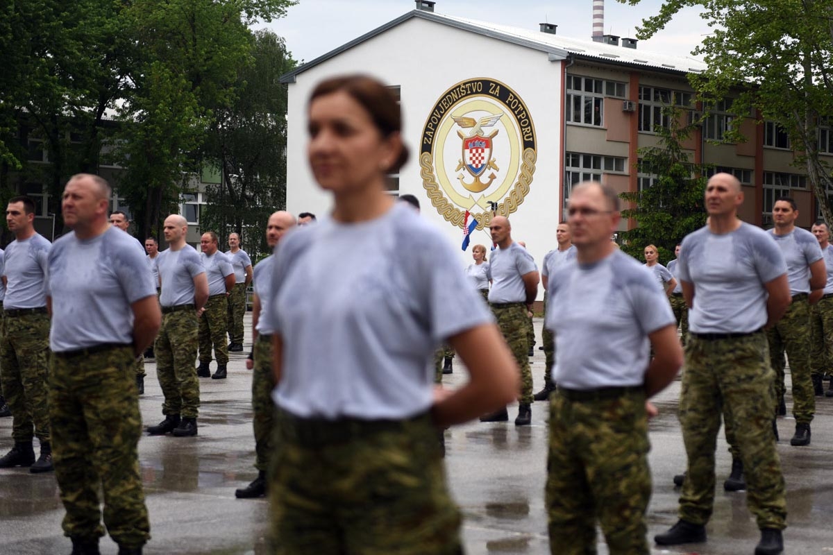 https://www.morh.hr/wp-content/gallery/300-pripadnika-hrvatske-vojske-vjezbalo-u-znaku-hv-a/hv_vjezba_04052018_03.jpg