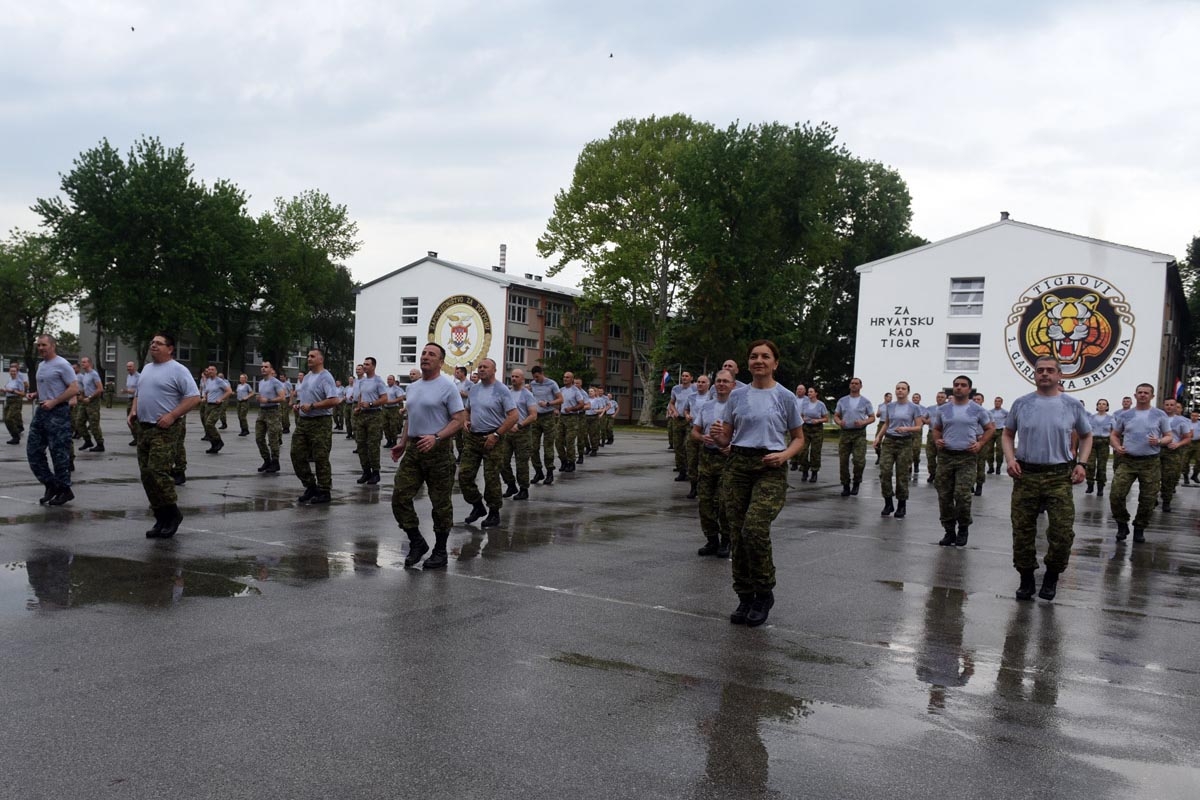https://www.morh.hr/wp-content/gallery/300-pripadnika-hrvatske-vojske-vjezbalo-u-znaku-hv-a/hv_vjezba_04052018_08.jpg