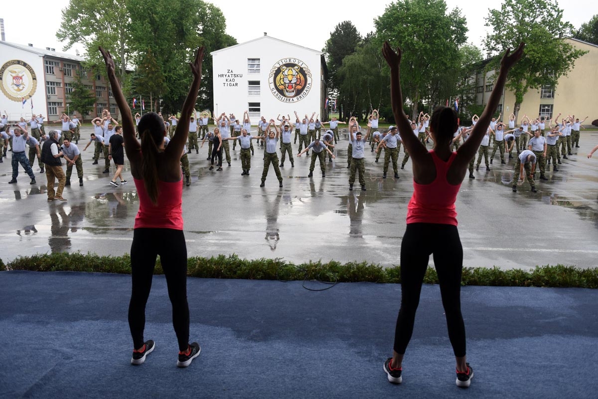 https://www.morh.hr/wp-content/gallery/300-pripadnika-hrvatske-vojske-vjezbalo-u-znaku-hv-a/hv_vjezba_04052018_09.jpg