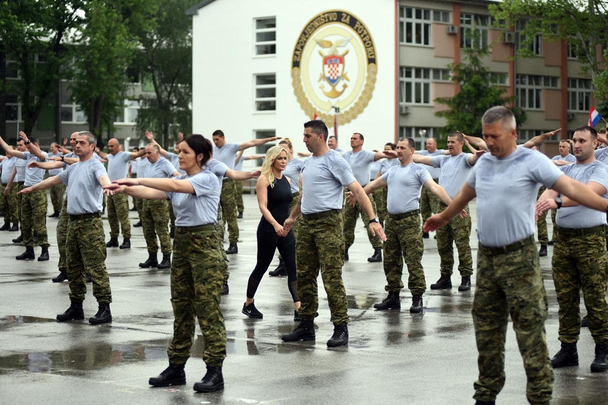 https://www.morh.hr/wp-content/gallery/300-pripadnika-hrvatske-vojske-vjezbalo-u-znaku-hv-a/hv_vjezba_04052018_11.jpg