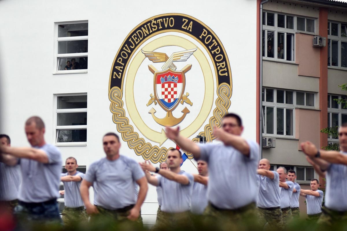 https://www.morh.hr/wp-content/gallery/300-pripadnika-hrvatske-vojske-vjezbalo-u-znaku-hv-a/hv_vjezba_04052018_15.jpg