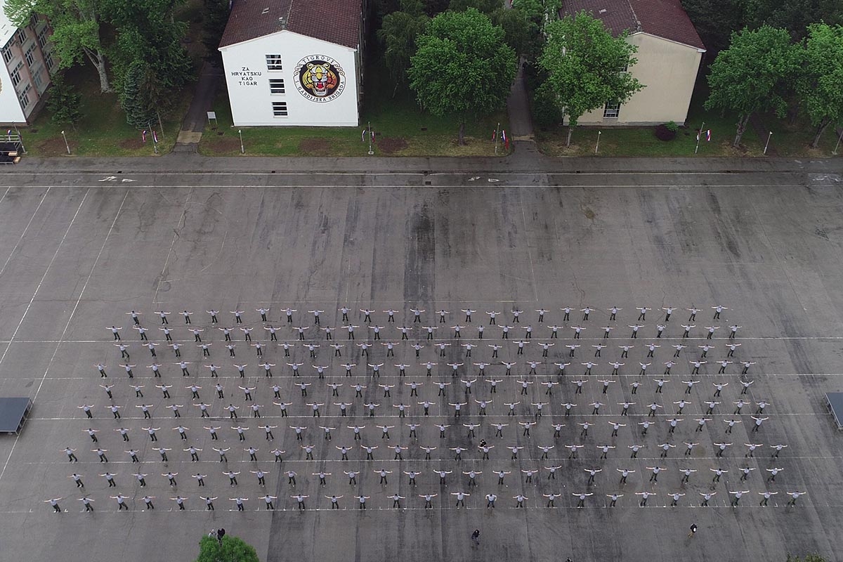 https://www.morh.hr/wp-content/gallery/300-pripadnika-hrvatske-vojske-vjezbalo-u-znaku-hv-a/hv_vjezba_04052018_17.jpg