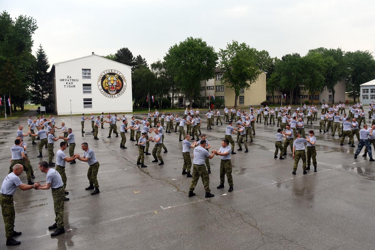 https://www.morh.hr/wp-content/gallery/300-pripadnika-hrvatske-vojske-vjezbalo-u-znaku-hv-a/hv_vjezba_04052018_18.jpg