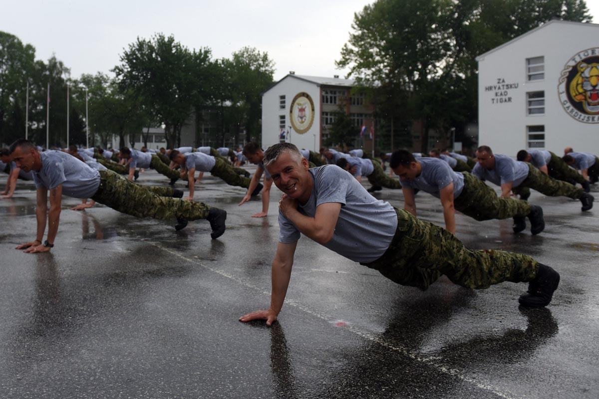 https://www.morh.hr/wp-content/gallery/300-pripadnika-hrvatske-vojske-vjezbalo-u-znaku-hv-a/hv_vjezba_04052018_20.jpg