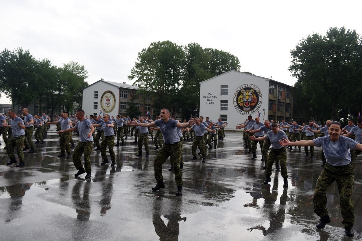 https://www.morh.hr/wp-content/gallery/300-pripadnika-hrvatske-vojske-vjezbalo-u-znaku-hv-a/hv_vjezba_04052018_24.jpg