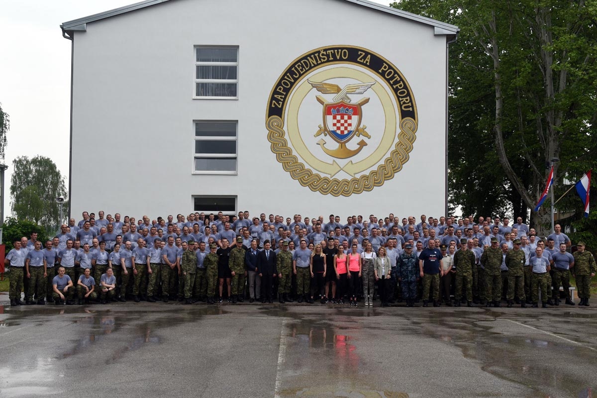 https://www.morh.hr/wp-content/gallery/300-pripadnika-hrvatske-vojske-vjezbalo-u-znaku-hv-a/hv_vjezba_04052018_26.jpg