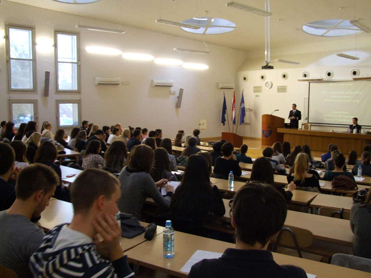 https://www.morh.hr/wp-content/gallery/30112012-predavanje-zapovjednika-hrm-na-pravnom-fakultetu-u-splitu/hranj_29112012_2.jpg