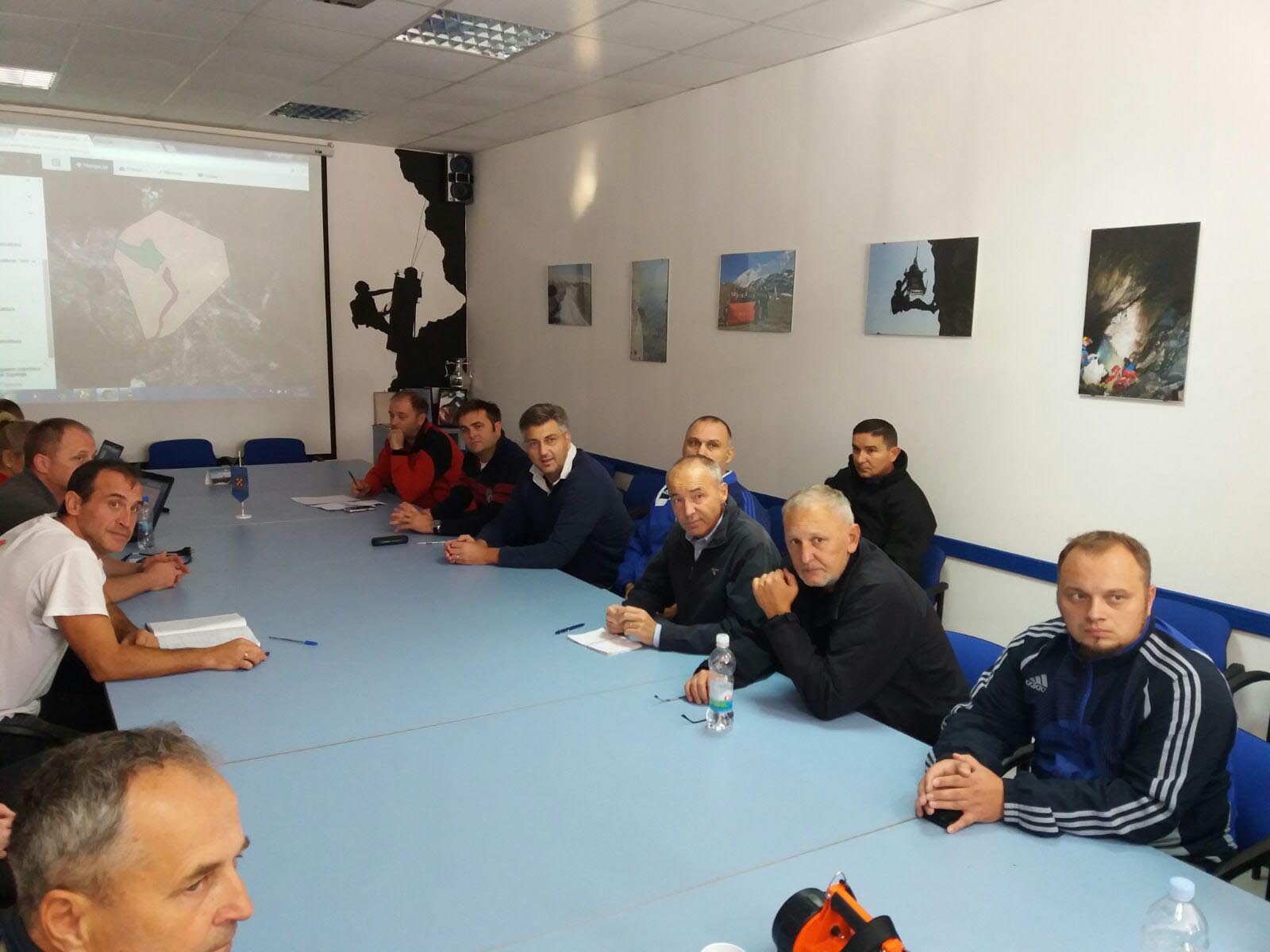 https://www.morh.hr/wp-content/gallery/50-vojnika-i-amfibija-dolaze-u-pomoc-poplavljenom-ogulinu/ogulin_17092017_c_01.jpg