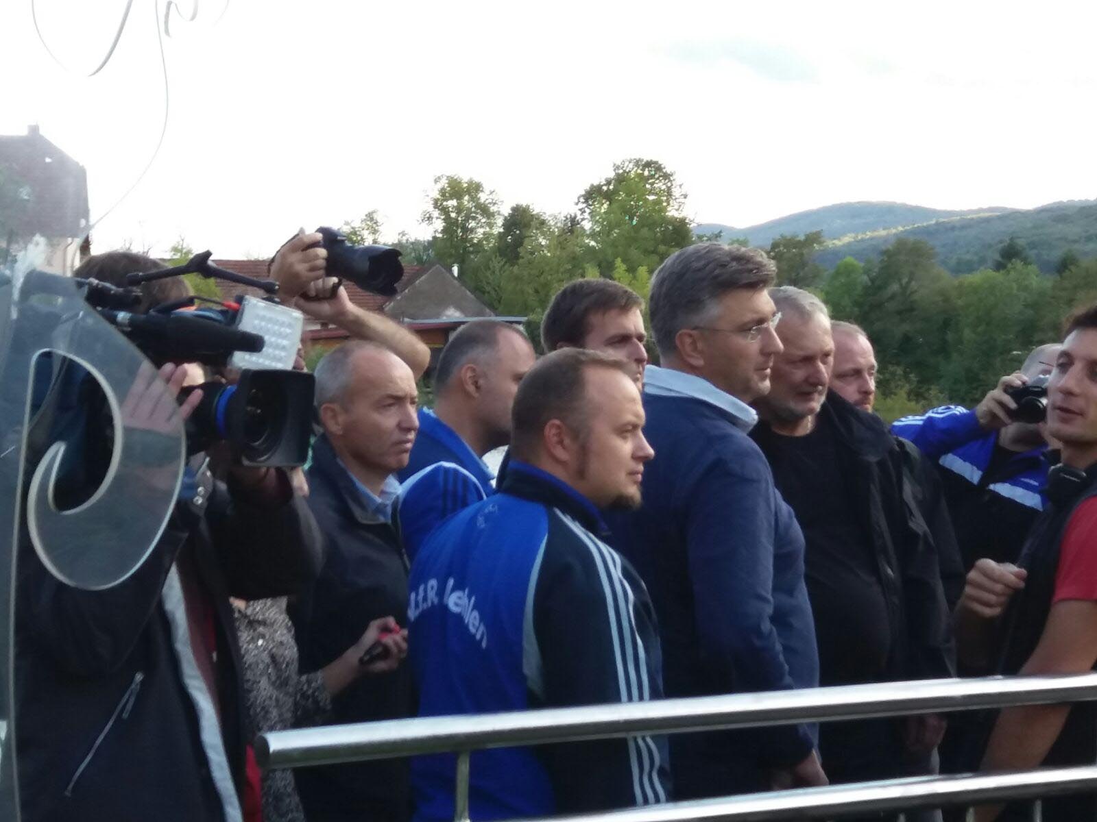 https://www.morh.hr/wp-content/gallery/50-vojnika-i-amfibija-dolaze-u-pomoc-poplavljenom-ogulinu/ogulin_17092017_c_03.jpg