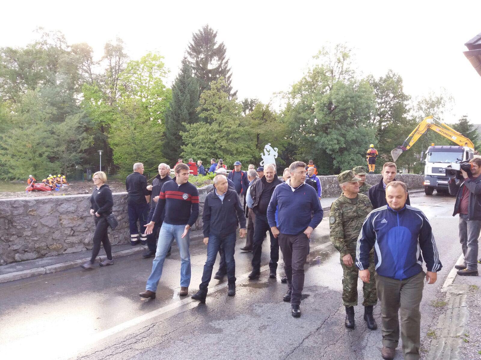 https://www.morh.hr/wp-content/gallery/50-vojnika-i-amfibija-dolaze-u-pomoc-poplavljenom-ogulinu/ogulin_17092017_c_05.jpg