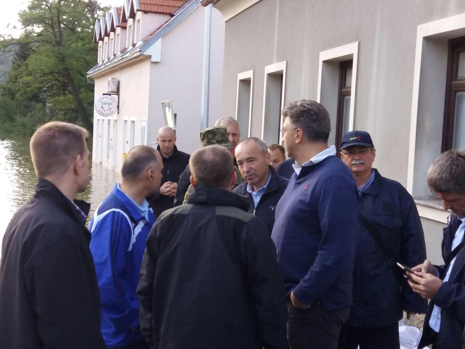 https://www.morh.hr/wp-content/gallery/50-vojnika-i-amfibija-dolaze-u-pomoc-poplavljenom-ogulinu/ogulin_17092017_c_06.jpg