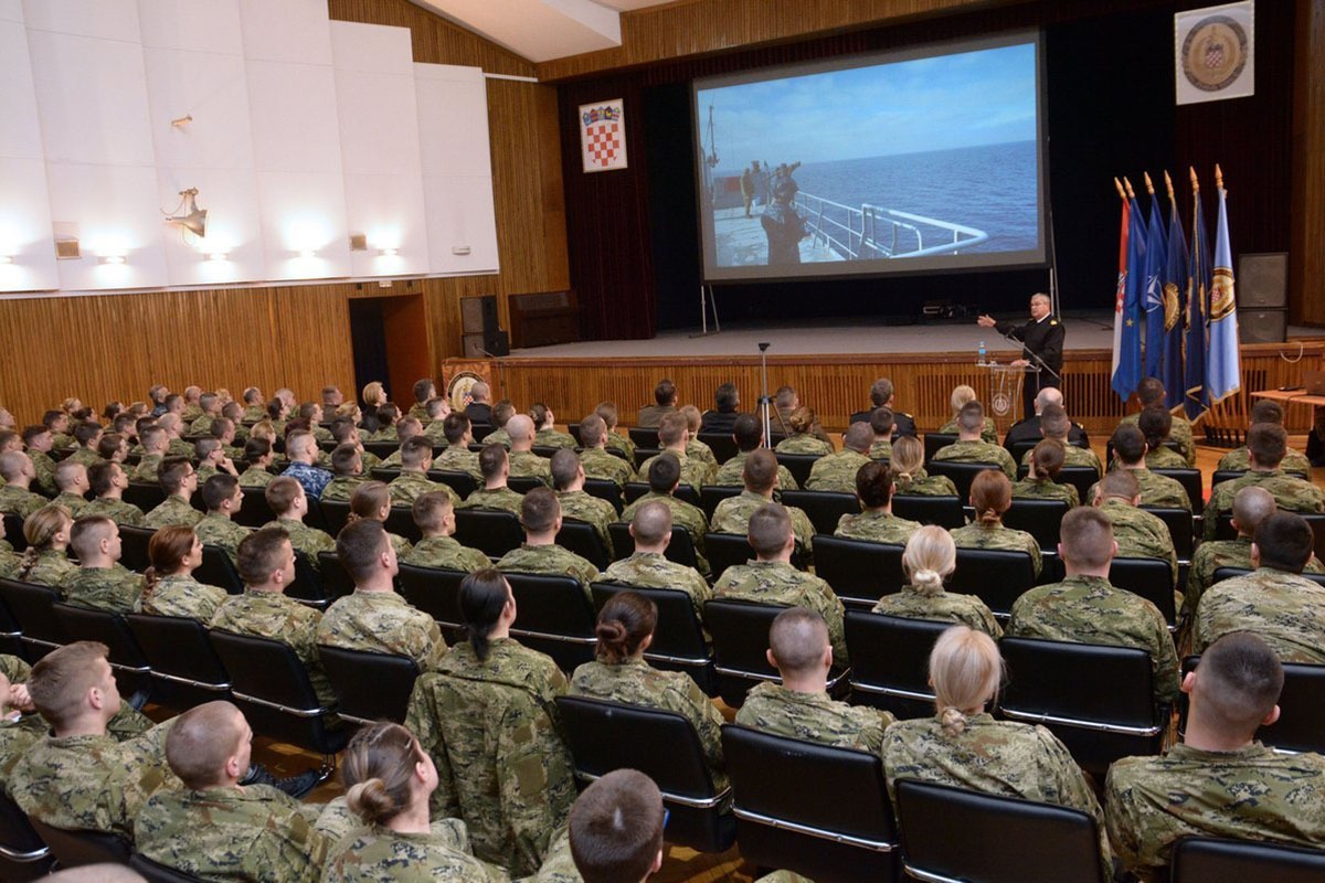 https://www.morh.hr/wp-content/gallery/admiral-raffanelli-odrzao-predavanje-kadetima-na-hvu-a/20200306-admiral-raffaneli-hvu-03.jpg