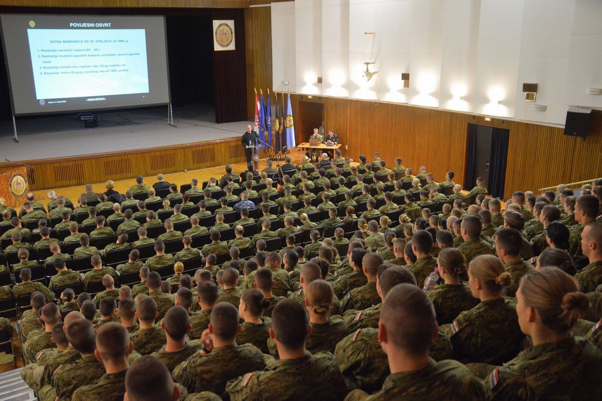 https://www.morh.hr/wp-content/gallery/admiral-raffanelli-odrzao-predavanje-kadetima-na-hvu-a/20200306-admiral-raffaneli-hvu-07.jpg