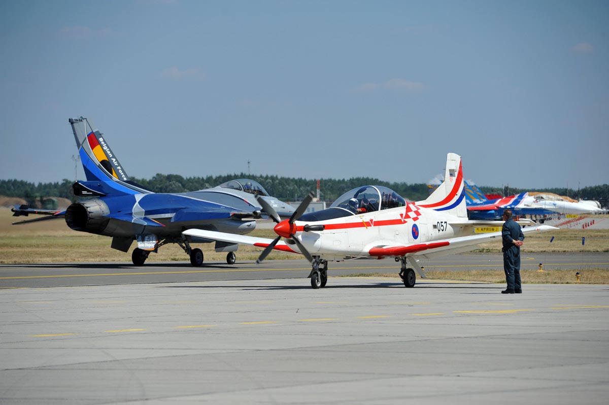 https://www.morh.hr/wp-content/gallery/akro-grupa-krila-oluje-na-international-air-show-kecskemet-2013/krila_oluje_07082013_20.jpg
