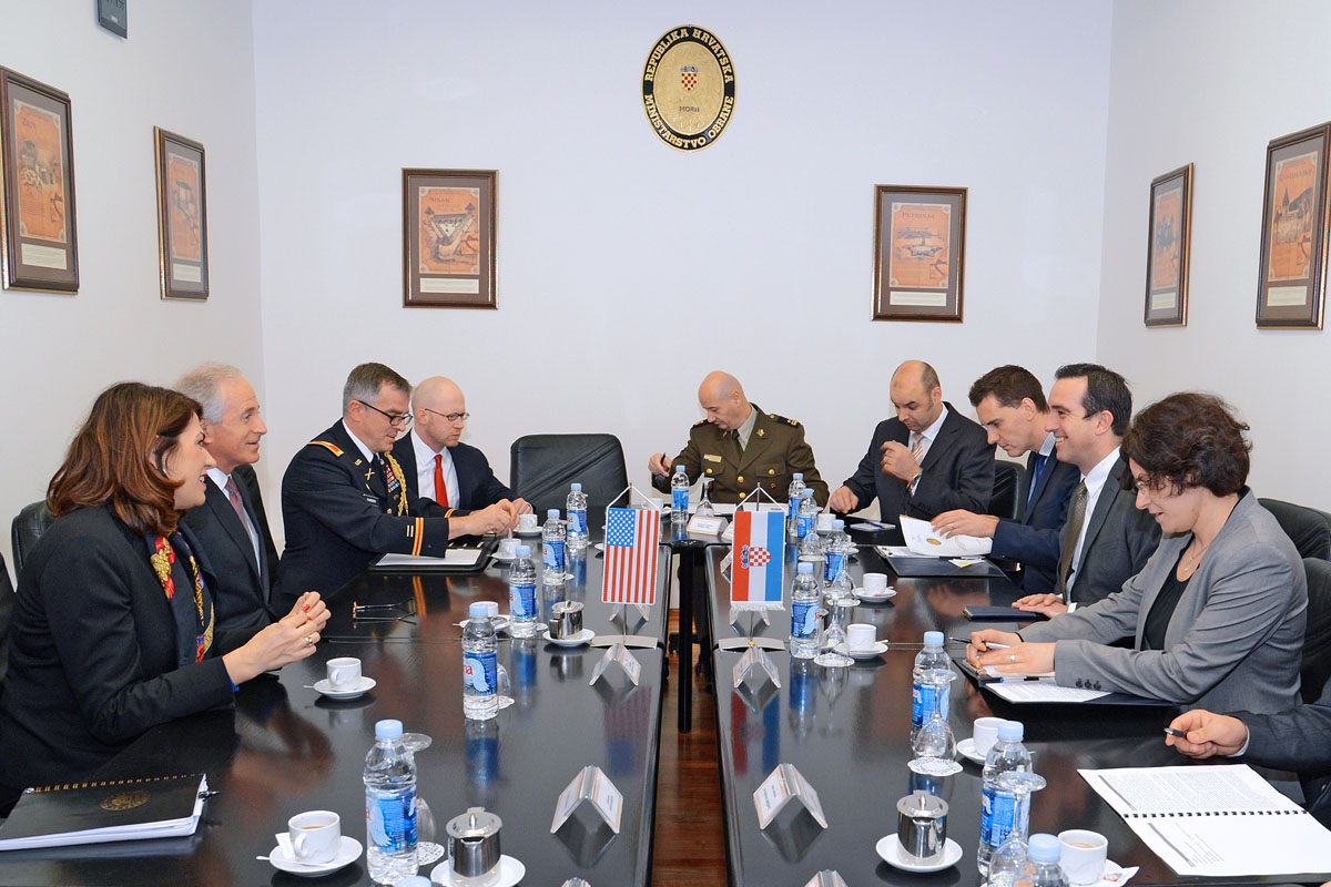 https://www.morh.hr/wp-content/gallery/americki-senator-robert-corker-u-posjetu-ministarstvu-obrane-rh/mo-usa_15022016_4.jpg