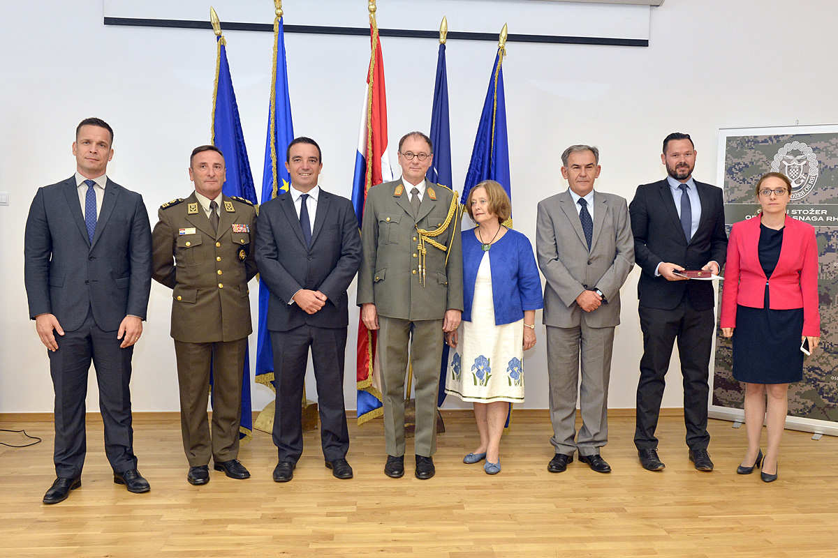 https://www.morh.hr/wp-content/gallery/austrijski-vojni-izaslanik-u-rh-odlikovan-redom-hrvatskog-trolista/au_viz_23082016_-1.jpg