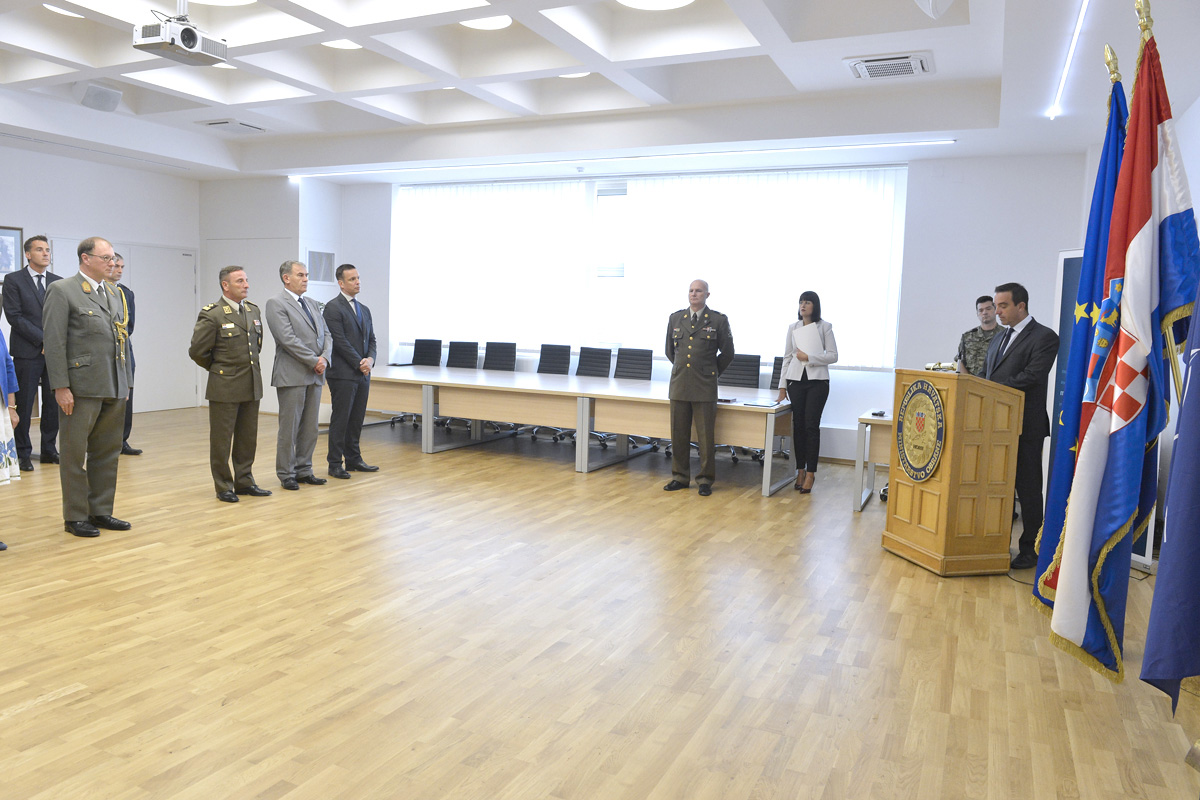 https://www.morh.hr/wp-content/gallery/austrijski-vojni-izaslanik-u-rh-odlikovan-redom-hrvatskog-trolista/au_viz_23082016_-10.jpg