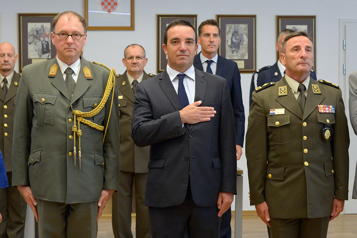 https://www.morh.hr/wp-content/gallery/austrijski-vojni-izaslanik-u-rh-odlikovan-redom-hrvatskog-trolista/au_viz_23082016_-2.jpg