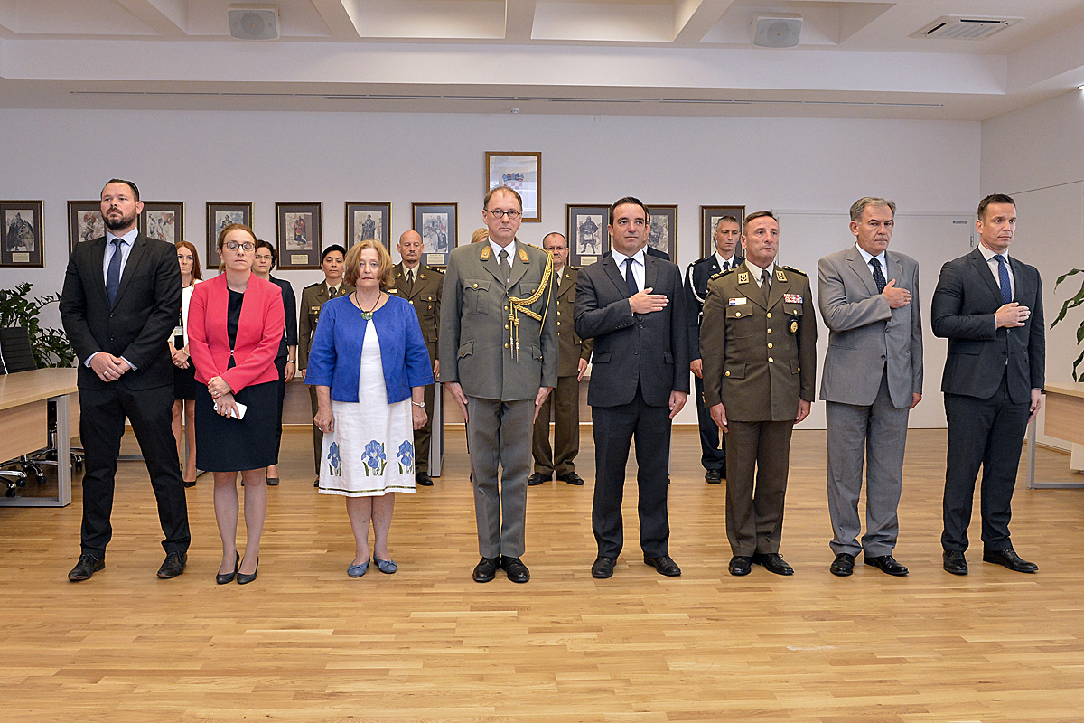 https://www.morh.hr/wp-content/gallery/austrijski-vojni-izaslanik-u-rh-odlikovan-redom-hrvatskog-trolista/au_viz_23082016_-3.jpg