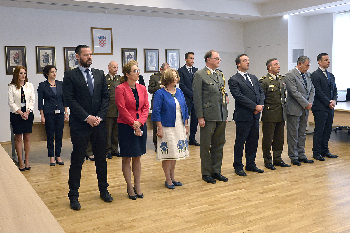 https://www.morh.hr/wp-content/gallery/austrijski-vojni-izaslanik-u-rh-odlikovan-redom-hrvatskog-trolista/au_viz_23082016_-6.jpg