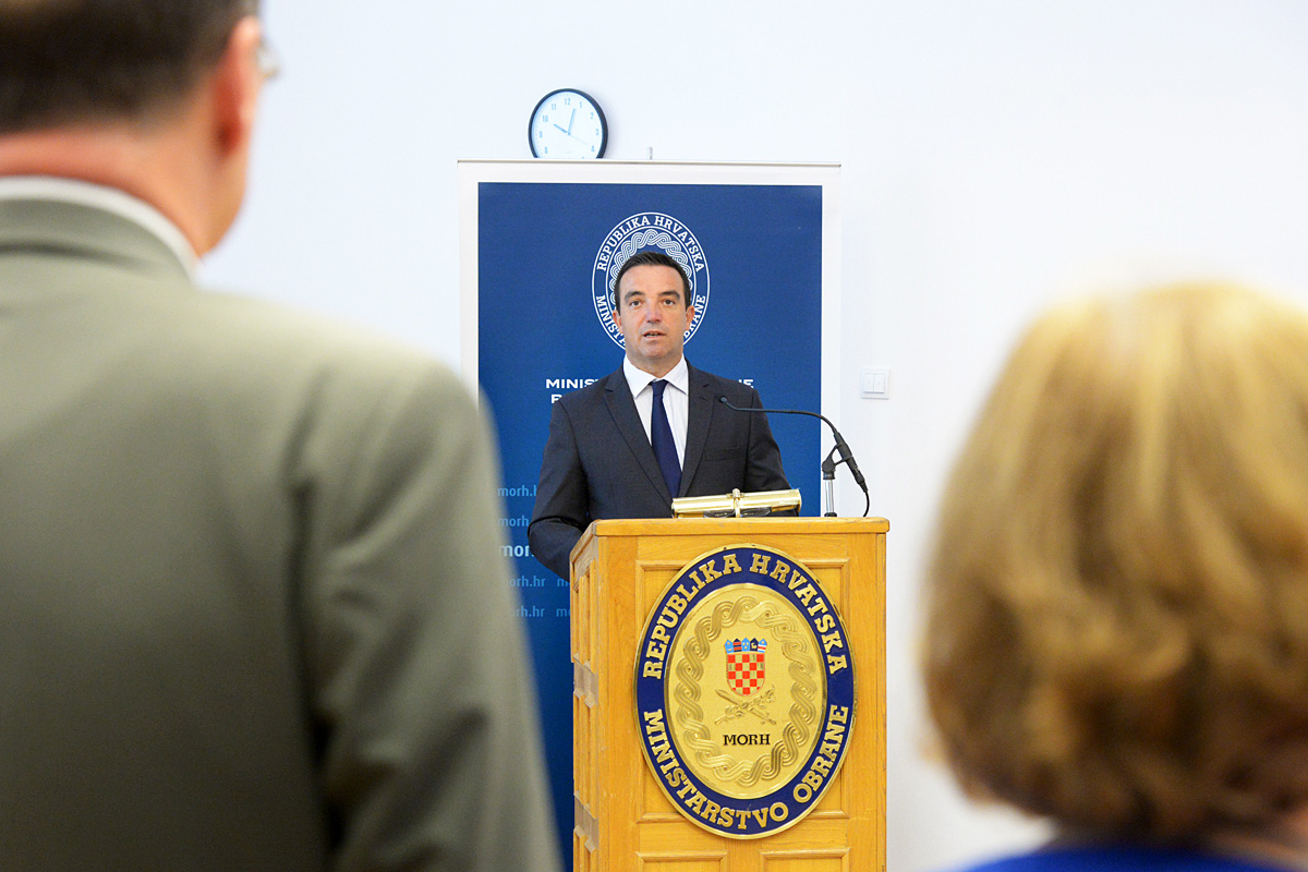 https://www.morh.hr/wp-content/gallery/austrijski-vojni-izaslanik-u-rh-odlikovan-redom-hrvatskog-trolista/au_viz_23082016_-9.jpg