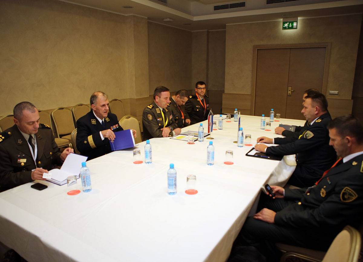 https://www.morh.hr/wp-content/gallery/bilateralni-sastanci-na-konferenciji-nacelnika-gs-os-clanica-a5/bilaterala-st_01122016_06.jpg
