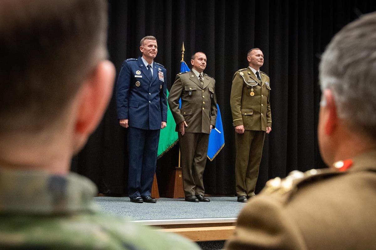 https://www.morh.hr/wp-content/gallery/bojnik-mario-lukezic-primio-saceur-ovu-godisnju-nagradu/bojnik_mario_lukezic_saceur_14062019_02.jpg