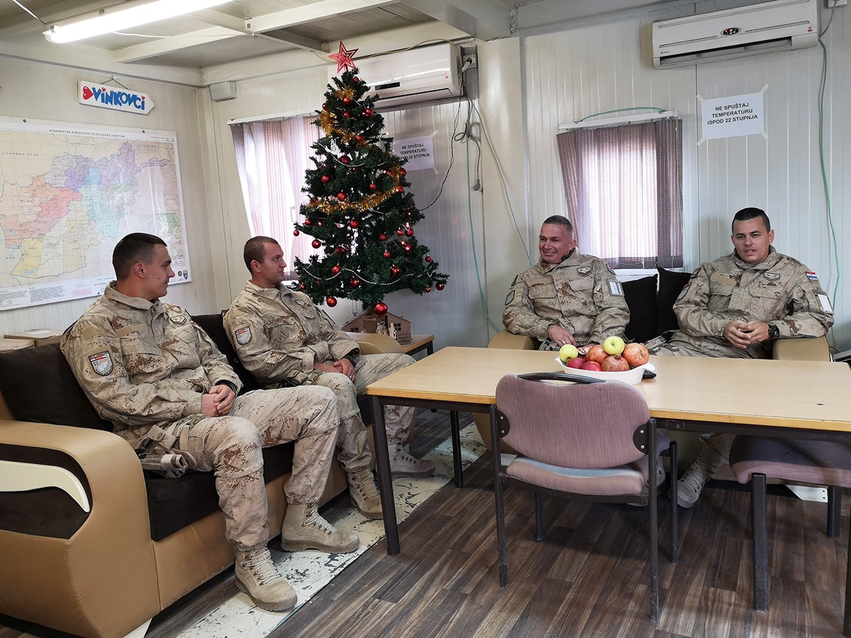 https://www.morh.hr/wp-content/gallery/bozicna-cestitka-hrvatskih-vojnika-iz-afganistana/20191221_afganistan_bor_01.jpg