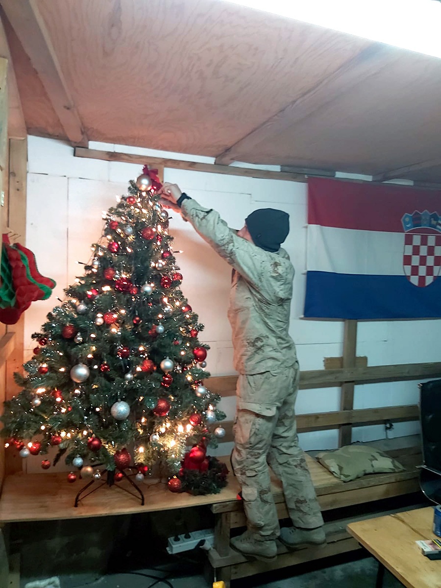 https://www.morh.hr/wp-content/gallery/bozicna-cestitka-hrvatskih-vojnika-iz-afganistana/20191221_afganistan_bor_05.jpg