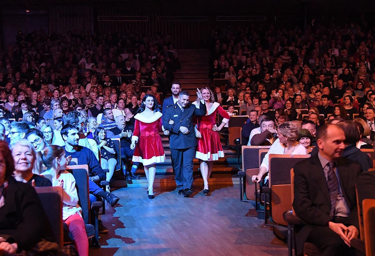 https://www.morh.hr/wp-content/gallery/bozicni-koncert-simfonijskog-puhackog-orkestra-hv-a-u-lisinskom/bozicni_koncert_21121208_09.jpg