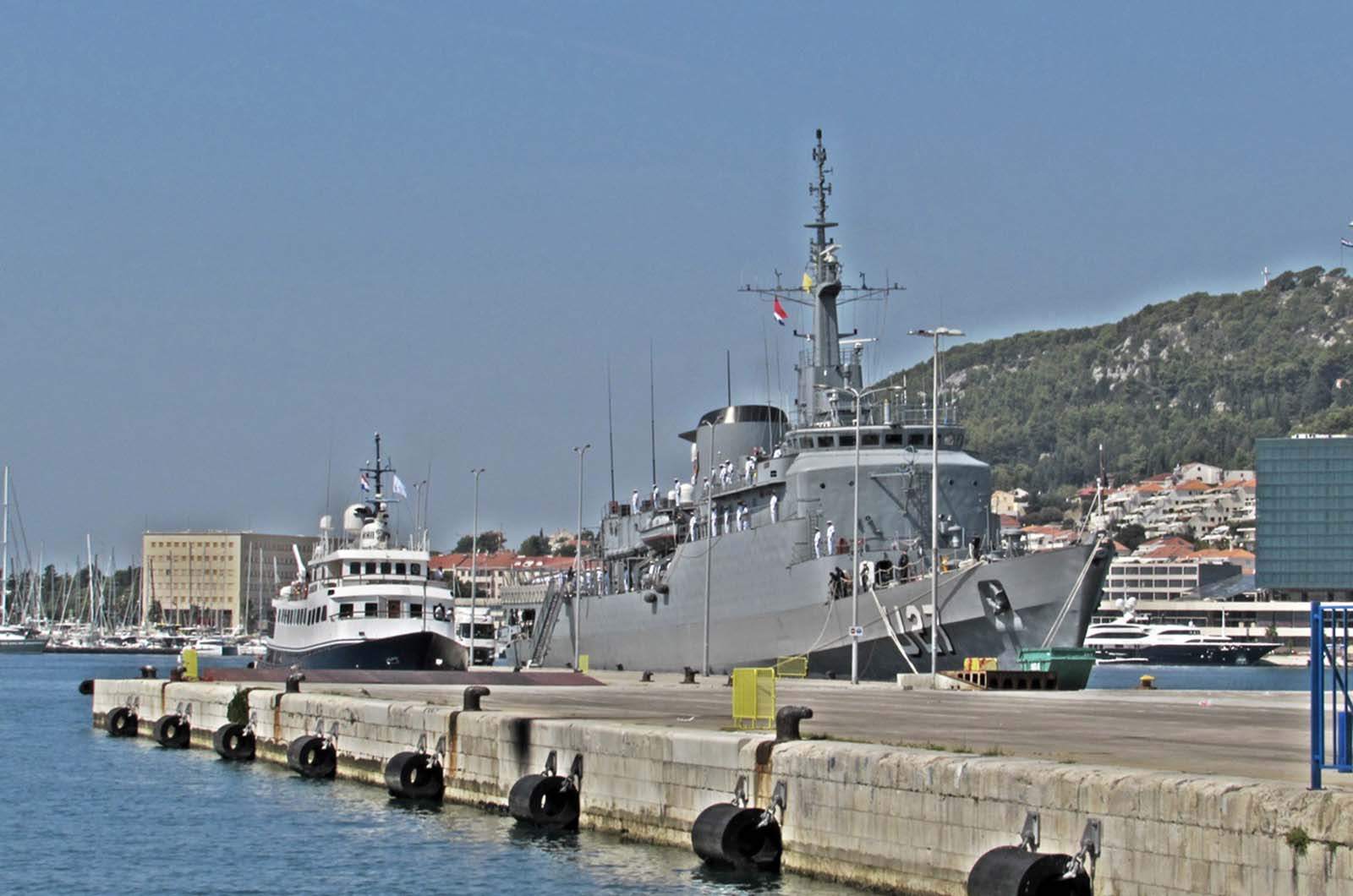 https://www.morh.hr/wp-content/gallery/brazilski-brod-brasil-u-posjetu-hrvatskoj-ratnoj-mornarici/brasil_u27_splitska_luka_hrm_20190830_08.jpg