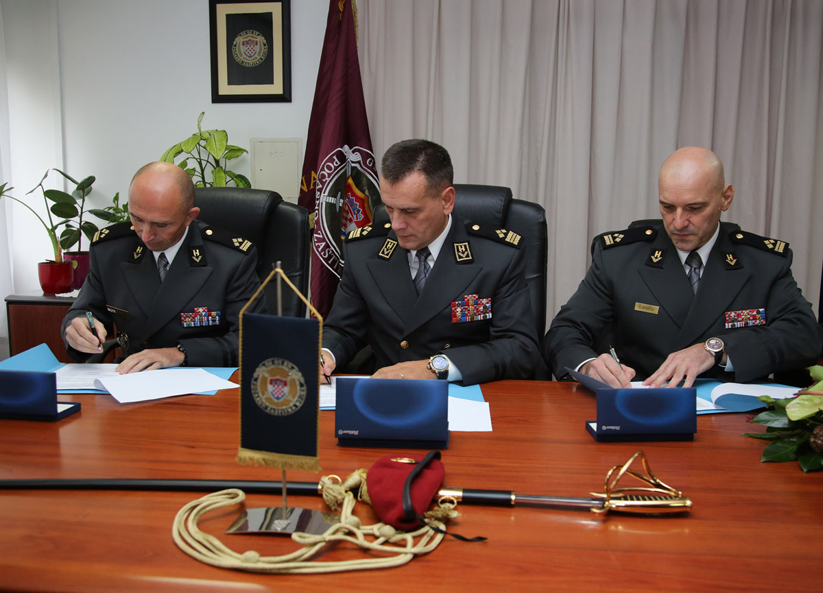 https://www.morh.hr/wp-content/gallery/brigadir-elvis-burcul-novi-zapovjednik-pzb/pzb_14102016_04.jpg