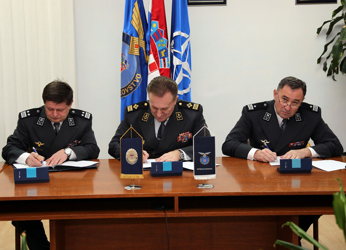 https://www.morh.hr/wp-content/gallery/brigadni-general-miroslav-kovac-novi-zapovjednik-hrz-i-pzo-a/hrz_18022016_01.jpg