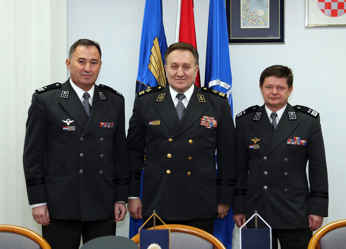https://www.morh.hr/wp-content/gallery/brigadni-general-miroslav-kovac-novi-zapovjednik-hrz-i-pzo-a/hrz_18022016_02.jpg