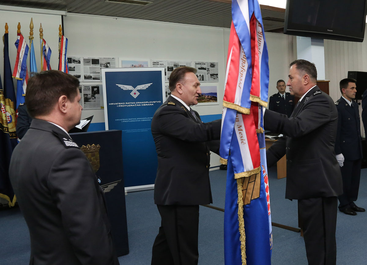 https://www.morh.hr/wp-content/gallery/brigadni-general-miroslav-kovac-novi-zapovjednik-hrz-i-pzo-a/hrz_18022016_08.jpg