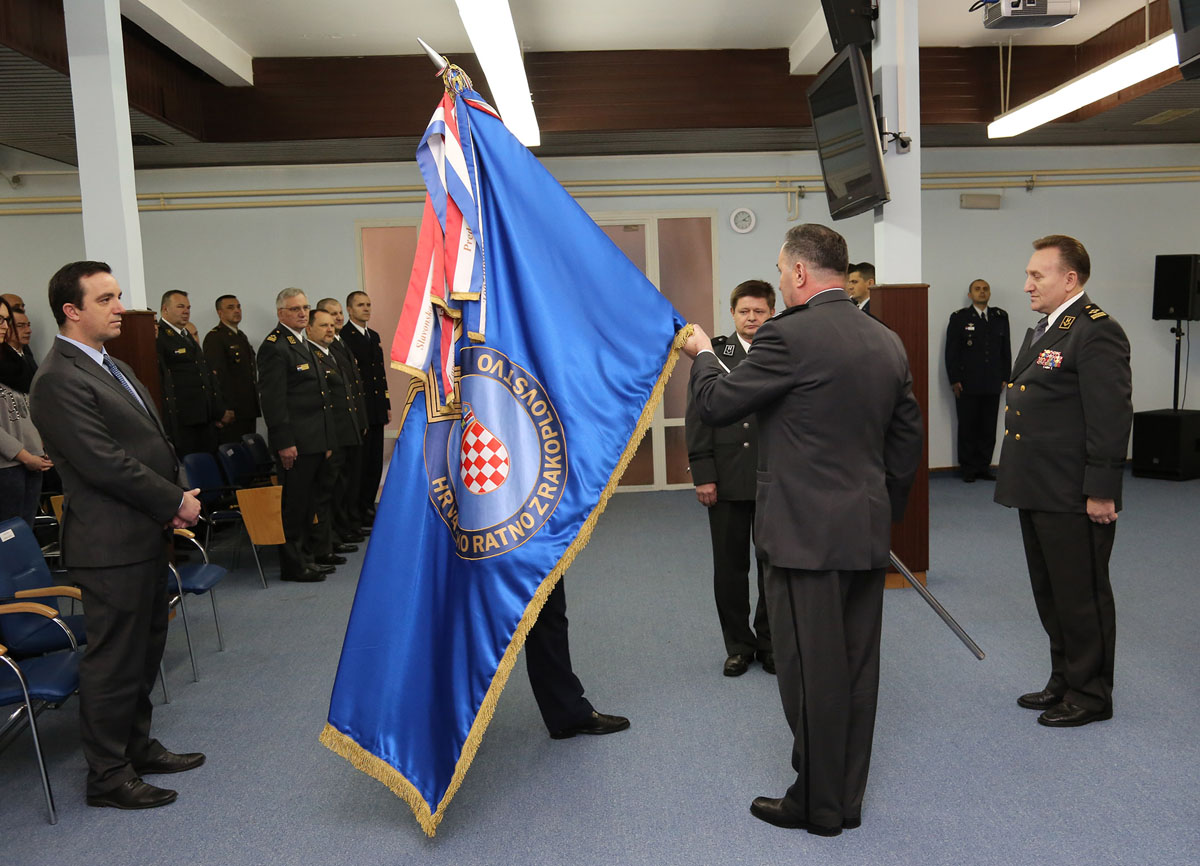 https://www.morh.hr/wp-content/gallery/brigadni-general-miroslav-kovac-novi-zapovjednik-hrz-i-pzo-a/hrz_18022016_09.jpg