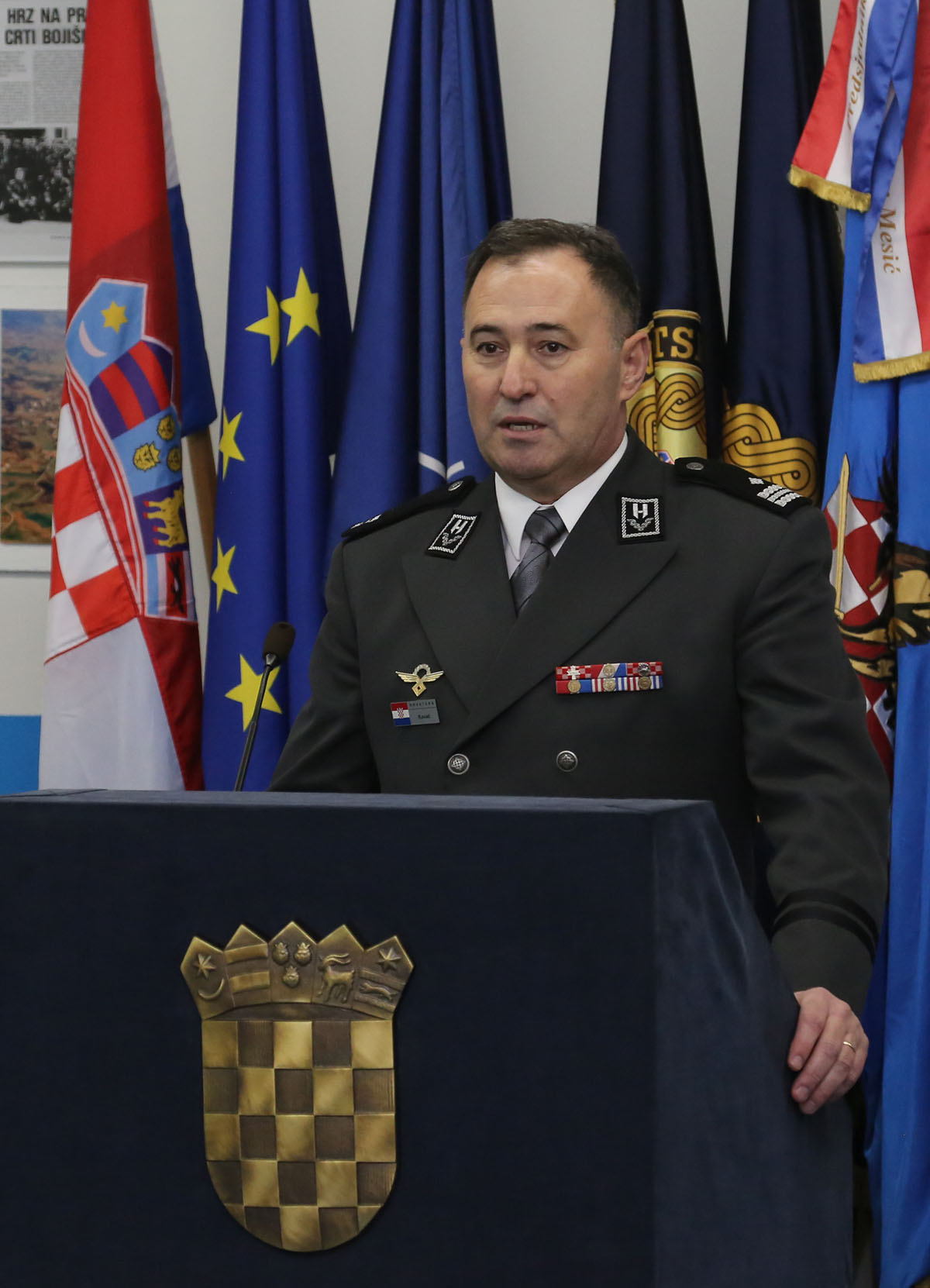 https://www.morh.hr/wp-content/gallery/brigadni-general-miroslav-kovac-novi-zapovjednik-hrz-i-pzo-a/hrz_18022016_10.jpg