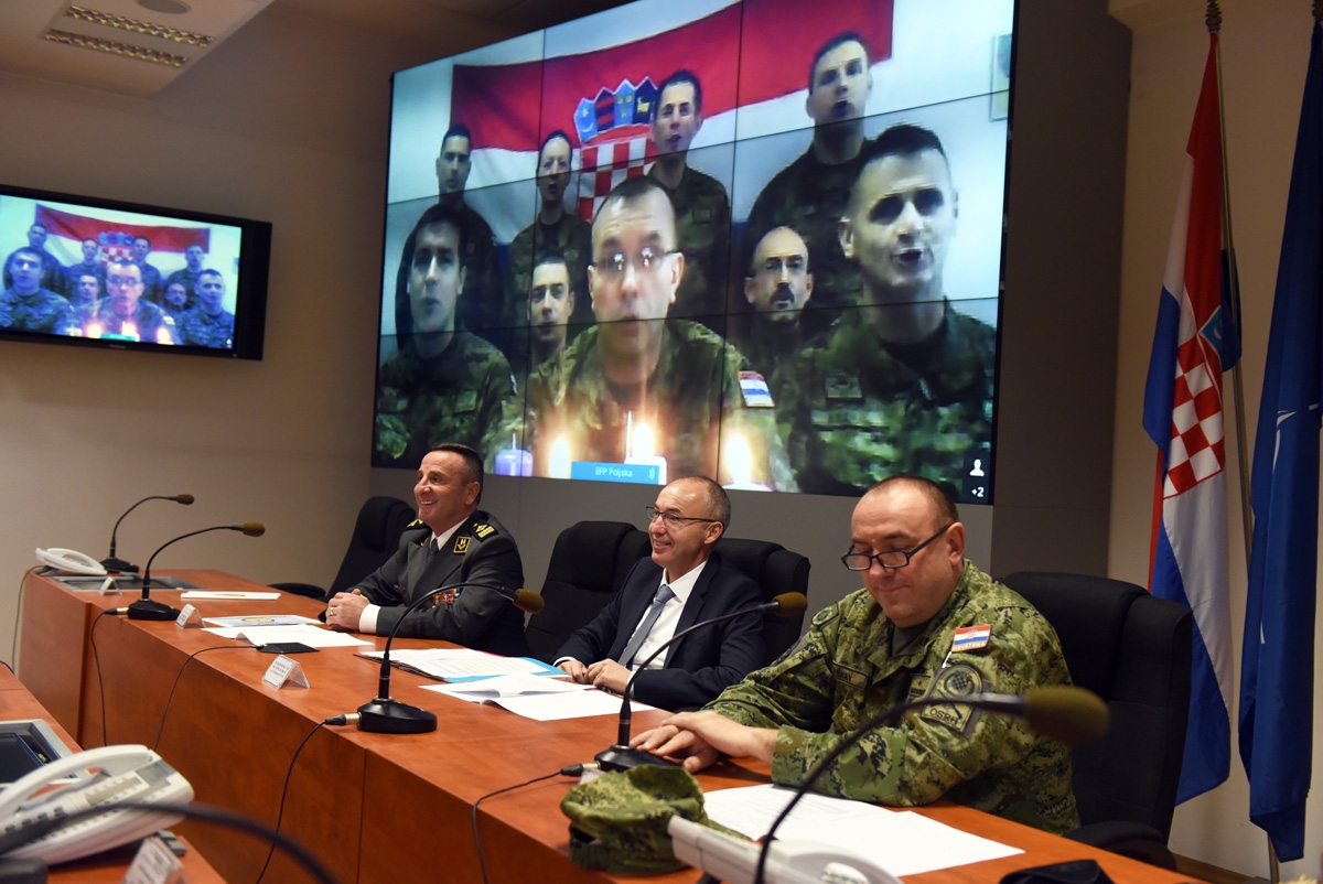https://www.morh.hr/wp-content/gallery/cestitka-ministra-i-nacelnika-gs-os-pripadnicima-u-misijama/cestitka_ministra_obrane_rh_nacelnika_gsosrh_211218_02.jpg