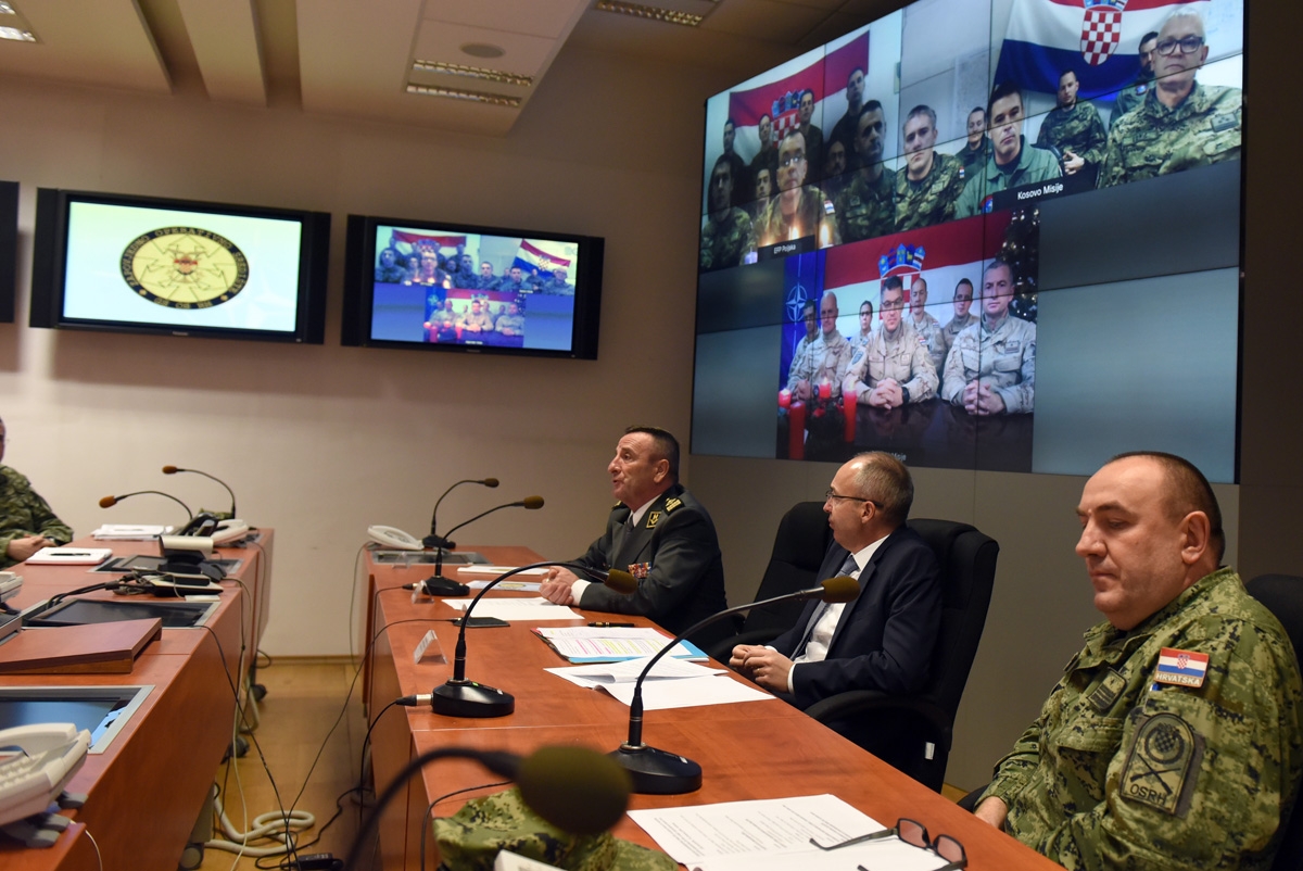 https://www.morh.hr/wp-content/gallery/cestitka-ministra-i-nacelnika-gs-os-pripadnicima-u-misijama/cestitka_ministra_obrane_rh_nacelnika_gsosrh_211218_04.jpg