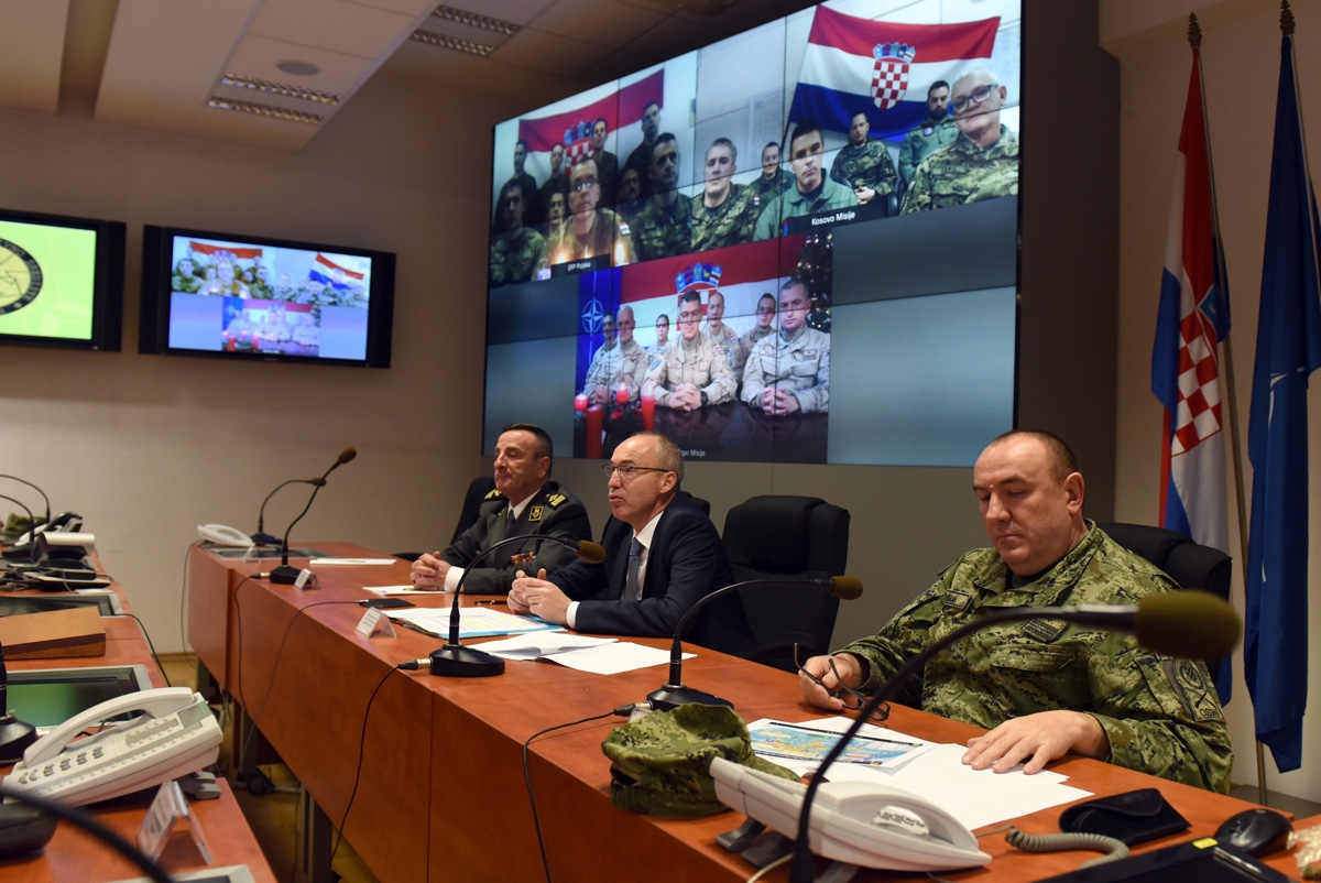 https://www.morh.hr/wp-content/gallery/cestitka-ministra-i-nacelnika-gs-os-pripadnicima-u-misijama/cestitka_ministra_obrane_rh_nacelnika_gsosrh_211218_05.jpg