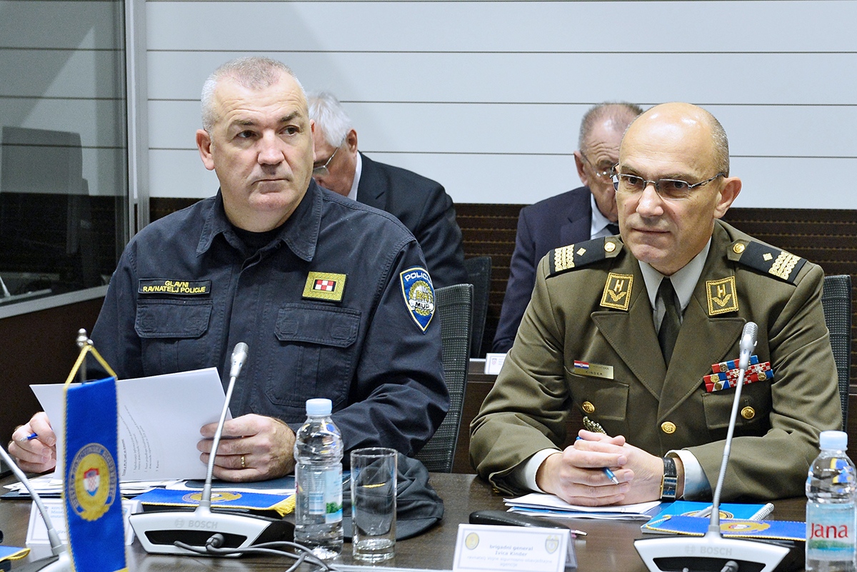 https://www.morh.hr/wp-content/gallery/cetvrta-sjednica-koordinacije-za-sustav-domovinske-sigurnosti/domovinska_sigurnost_20191209_06.jpg